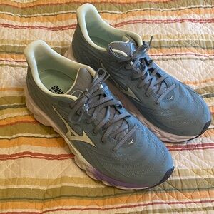 Mizuno Women's Wave bluish/grey and Purple accent sneakers. NWOT 8.5 ladies